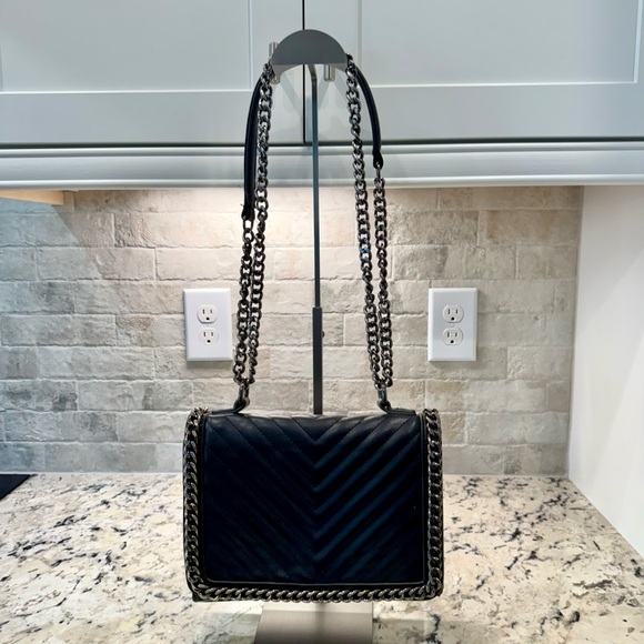 Flora & Co EUC Black Chevron Shoulder/Crossbody Bag w/Chain Detail - Picture 2 of 10